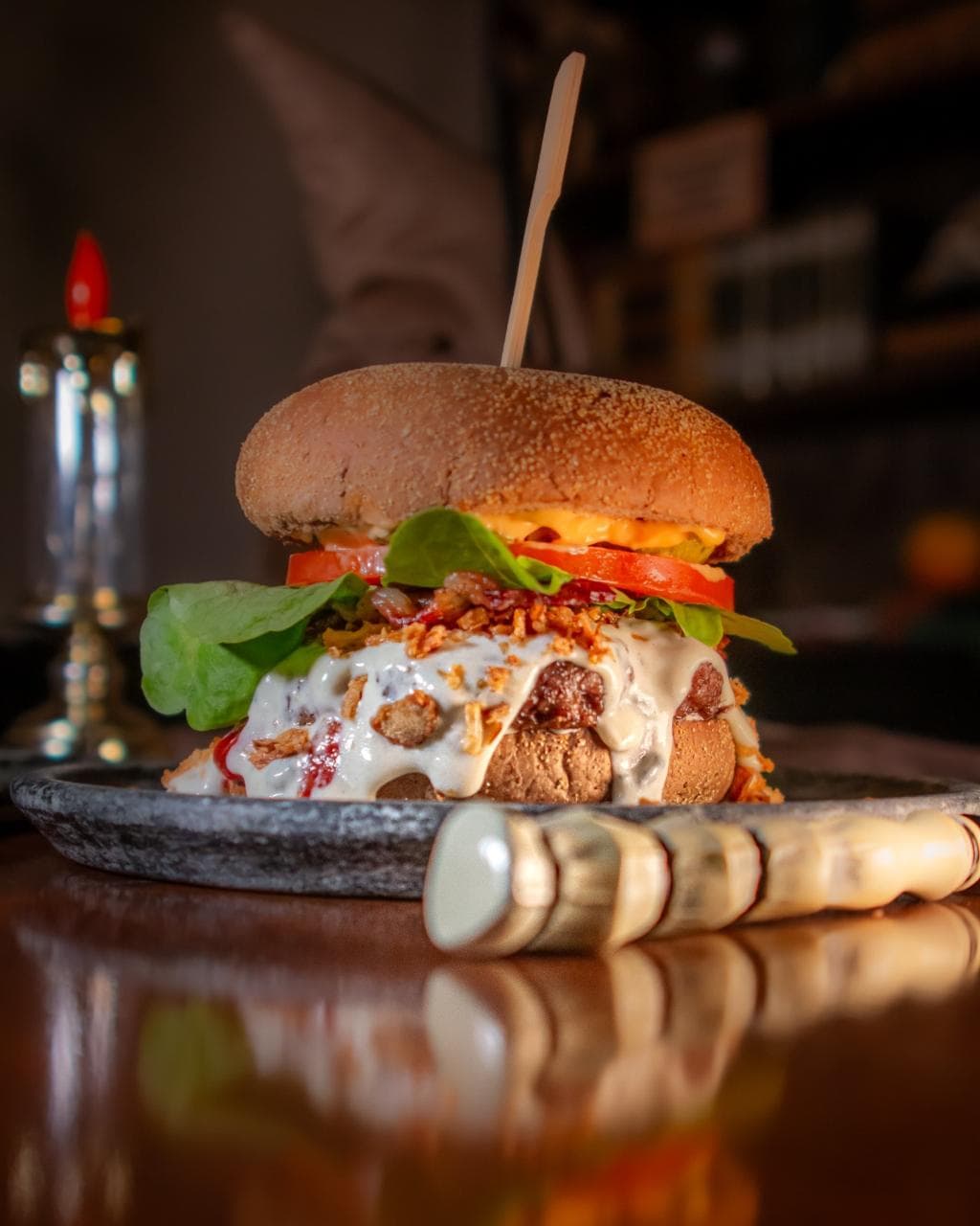 Na compra de um burger, seu acompanhante ganha outro de igual ou menor valor!