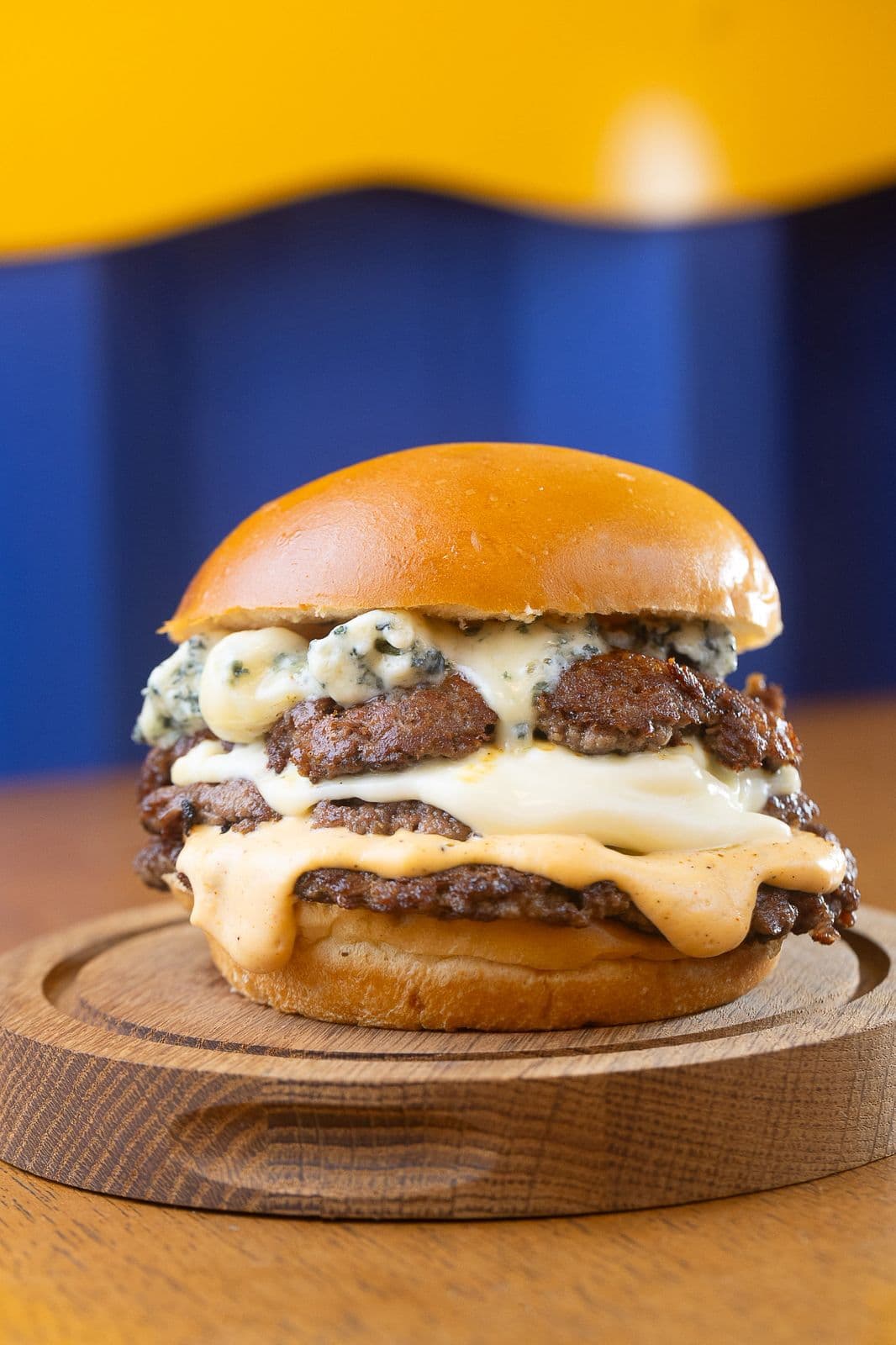 Na compra de um hamburguer, ganhe outro de igual ou menor valor.
