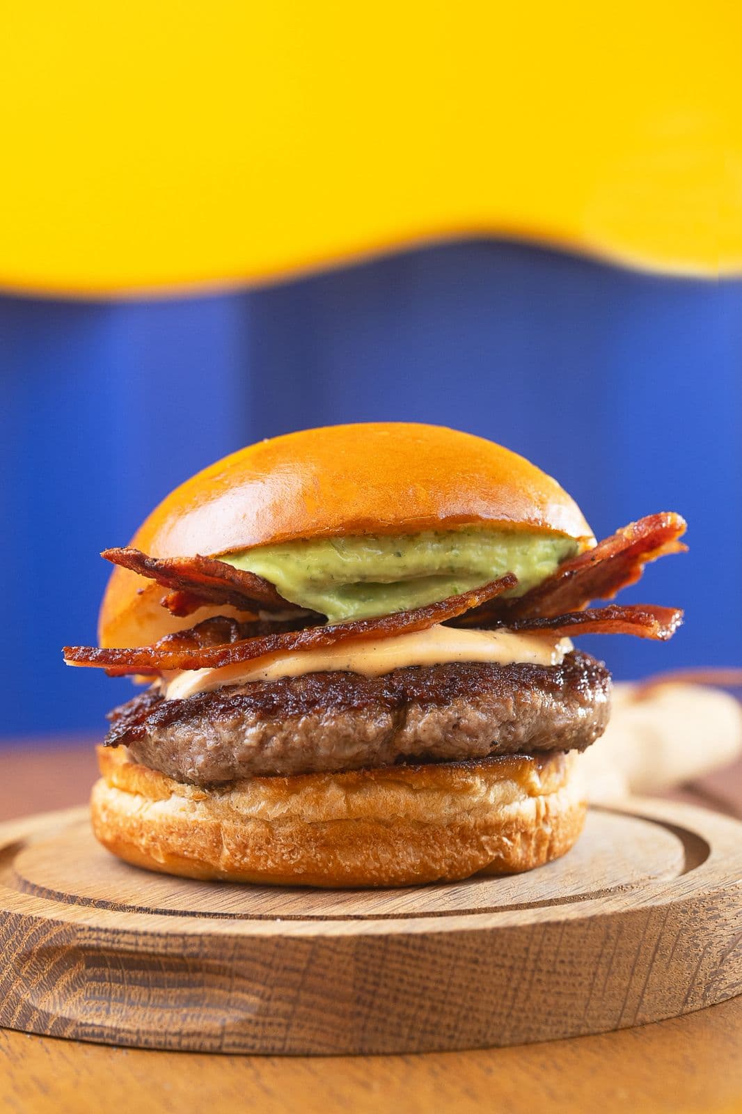 Na compra de um hamburguer, ganhe outro de igual ou menor valor. · foto 2 de 3